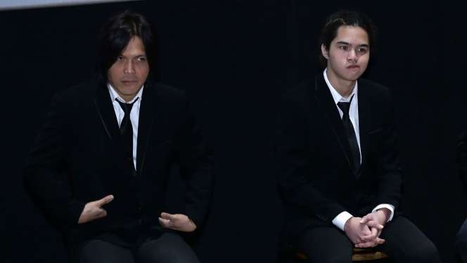 Foto Ekspresi Dul, `Member` Baru Dewa 19 Bersama Ahmad Dhani