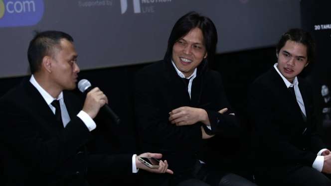 Foto Ekspresi Dul, `Member` Baru Dewa 19 Bersama Ahmad Dhani