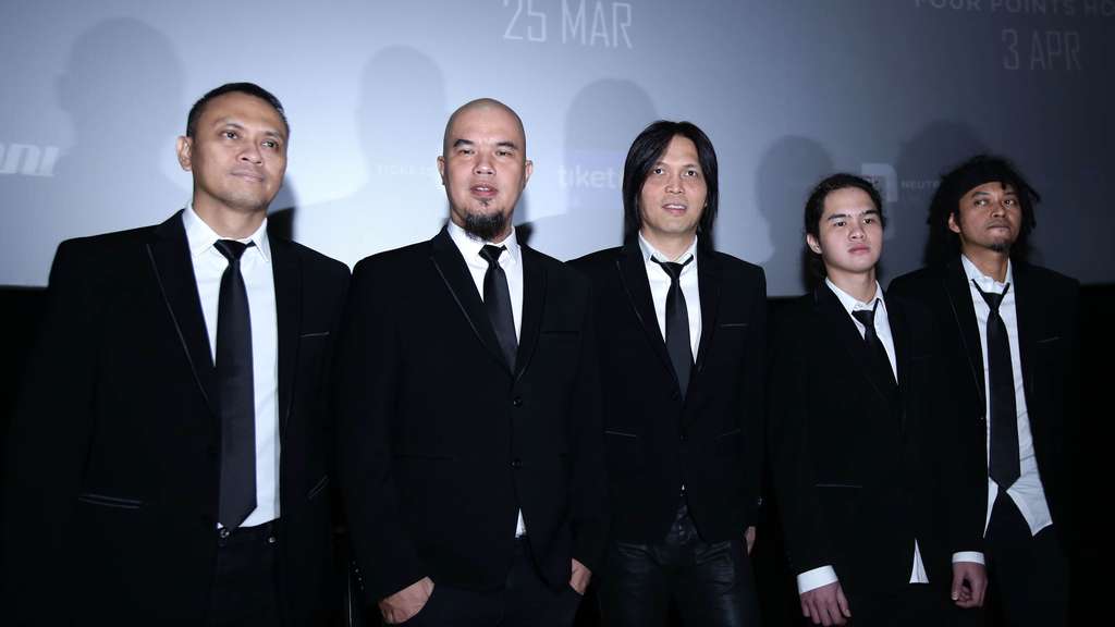 Foto Ekspresi Dul, `Member` Baru Dewa 19 Bersama Ahmad Dhani