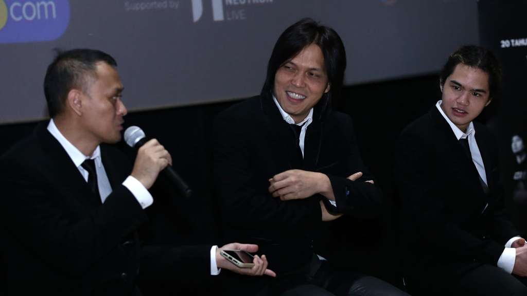 Foto Ekspresi Dul, `Member` Baru Dewa 19 Bersama Ahmad Dhani