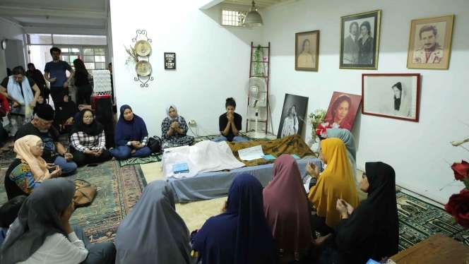 Isak Tangis Iringi Kedatangan Jenazah Ade Irawan 