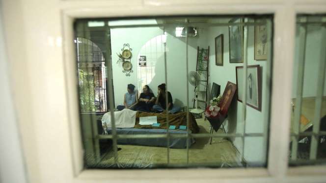 Isak Tangis Iringi Kedatangan Jenazah Ade Irawan 