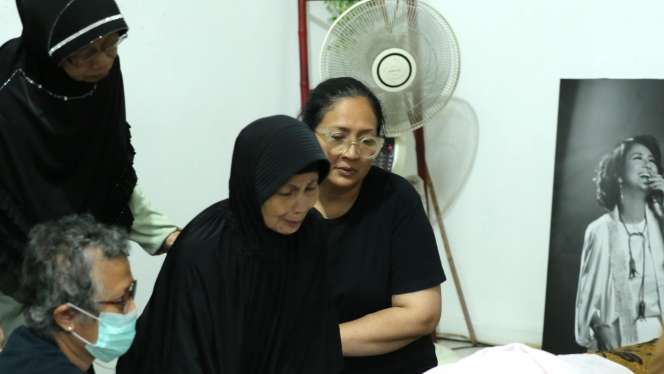 Isak Tangis Iringi Kedatangan Jenazah Ade Irawan 