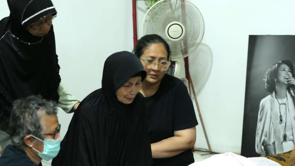 Isak Tangis Iringi Kedatangan Jenazah Ade Irawan 