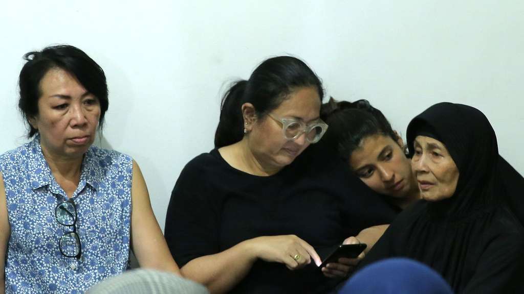 Isak Tangis Iringi Kedatangan Jenazah Ade Irawan 