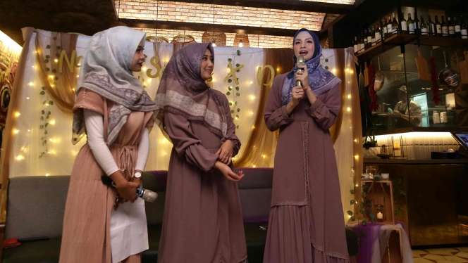 Hijab Etnik Lampung Besutan Donita