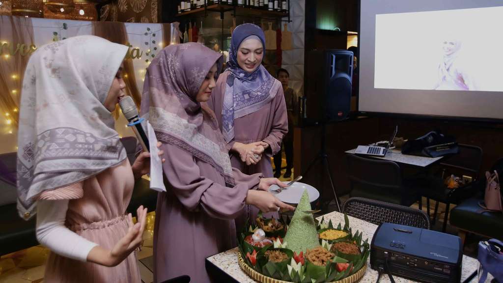 Hijab Etnik Lampung Besutan Donita