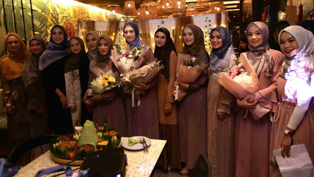 Hijab Etnik Lampung Besutan Donita