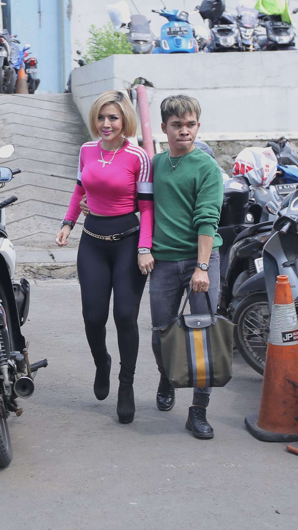 Usai Ribut, Barbie Kumalasari Bentuk Trio dengan Lucinta Luna