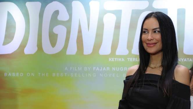 7 Potret Cantiknya Sophia Latjuba dalam Balutan Busana Hitam