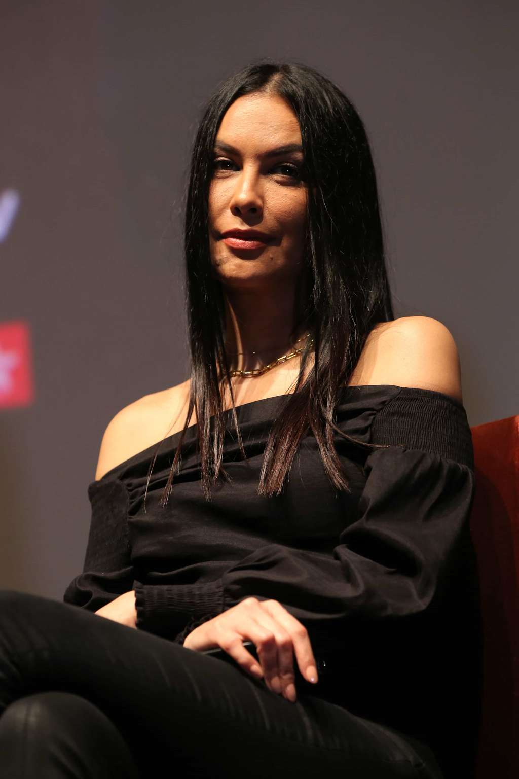 7 Potret Cantiknya Sophia Latjuba dalam Balutan Busana Hitam