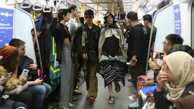 8 Potret Fashion Show Perdana di MRT Jakarta