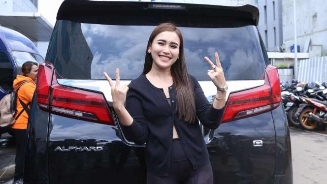 Potret Ayu Ting Ting Pakai Busana Hitam Ketat Jadi Sorotan