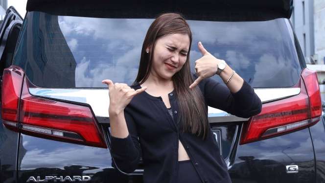 Potret Ayu Ting Ting Pakai Busana Hitam Ketat Jadi Sorotan