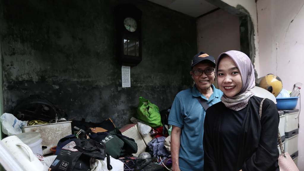FOTO: Senyum Elsya dan Driver Ojol Tua