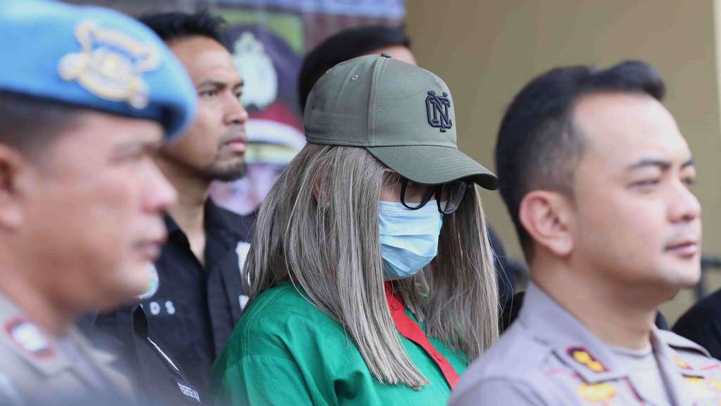 KTP Wanita Paspor Pria, Polisi Bingung Pilih Sel Lucinta Luna