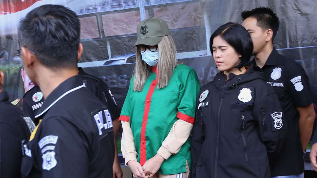Nangis Menyesal, Penampilan Lucinta Luna Jadi Sorotan