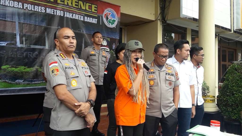 Nangis Menyesal, Penampilan Lucinta Luna Jadi Sorotan