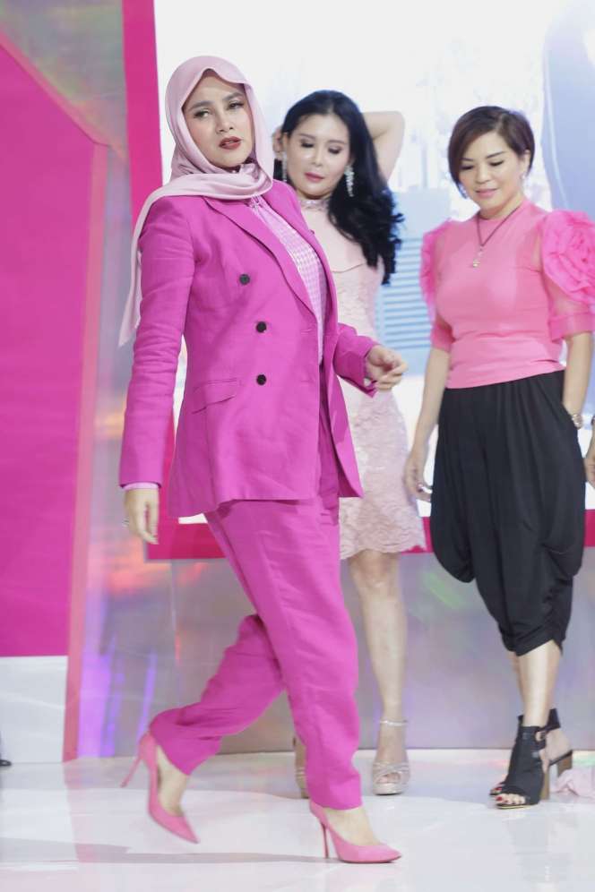 Padu Padan Blazer Pink ala Olla Ramlan