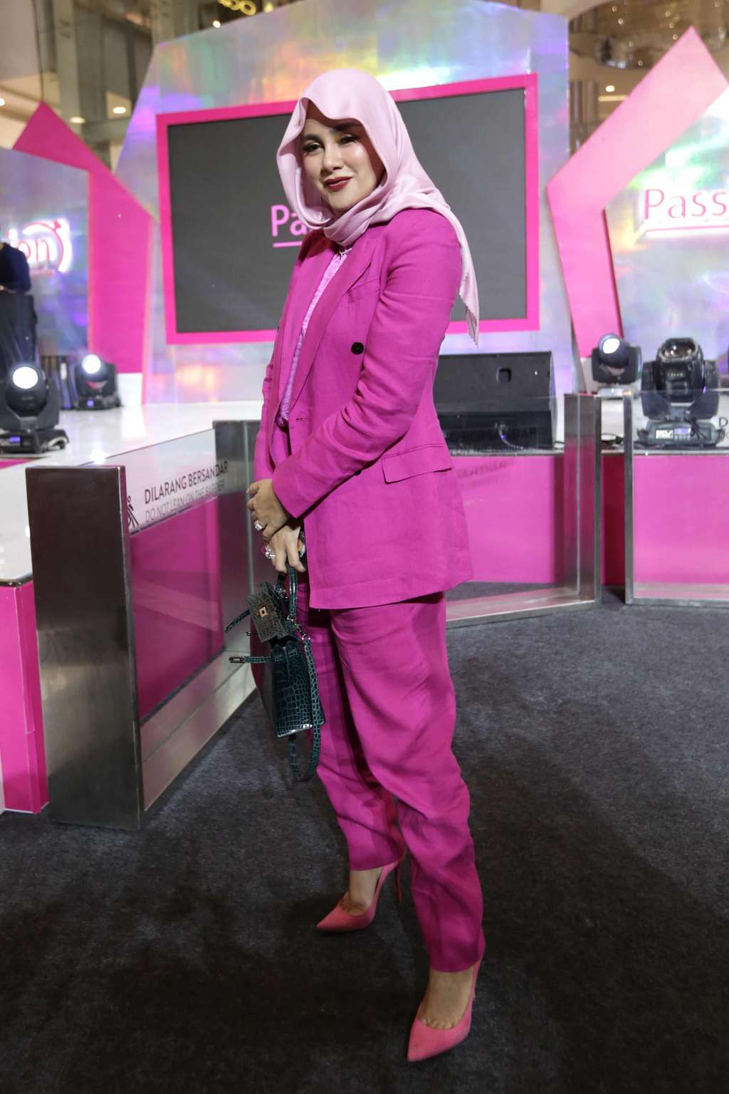 Padu Padan Blazer Pink ala Olla Ramlan