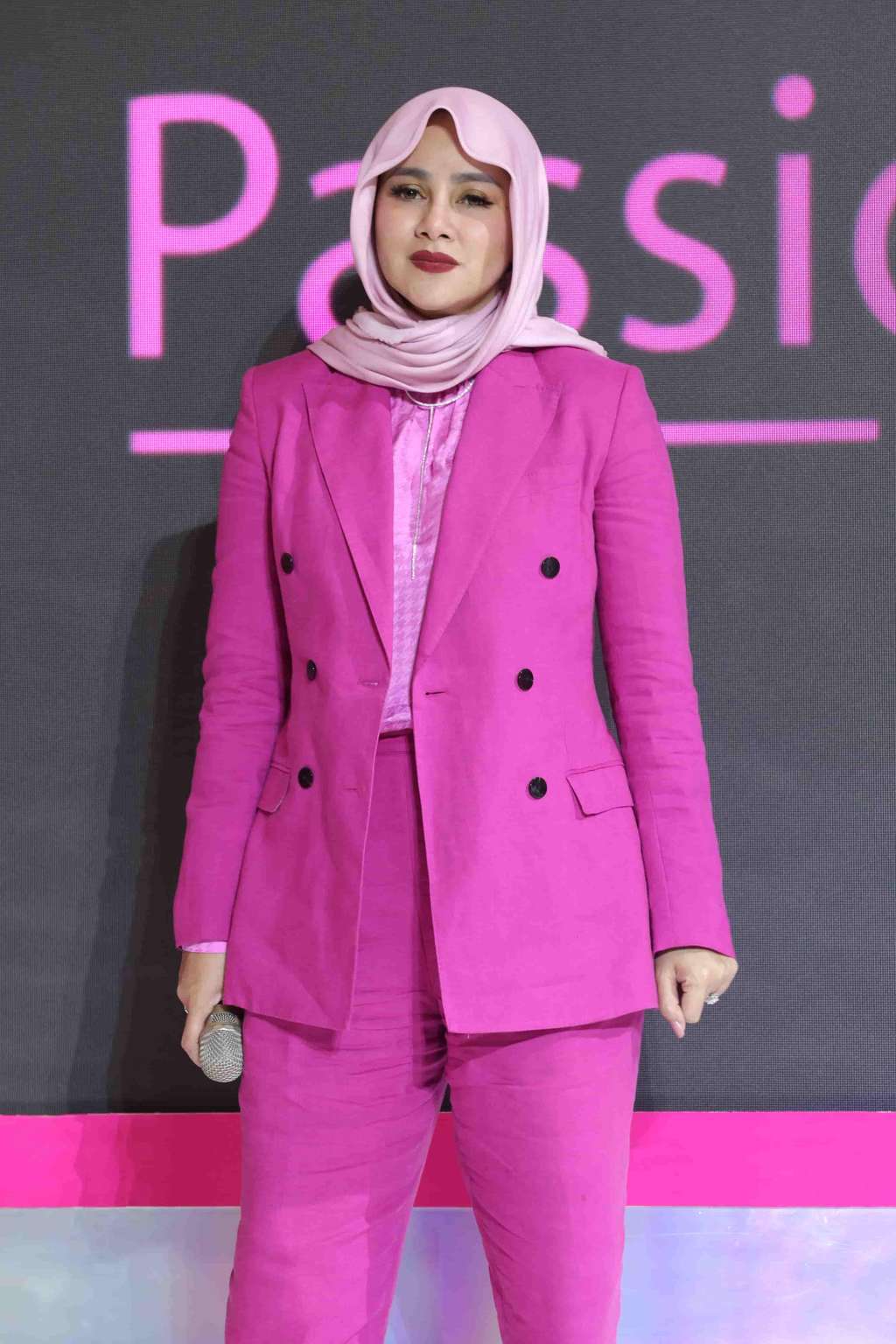 Padu Padan Blazer Pink ala Olla Ramlan