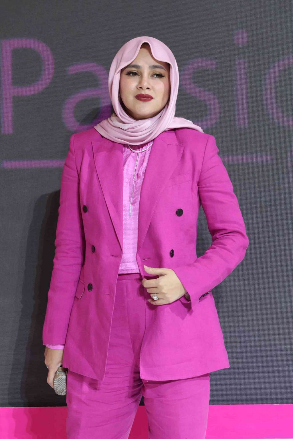 Padu Padan Blazer Pink ala Olla Ramlan