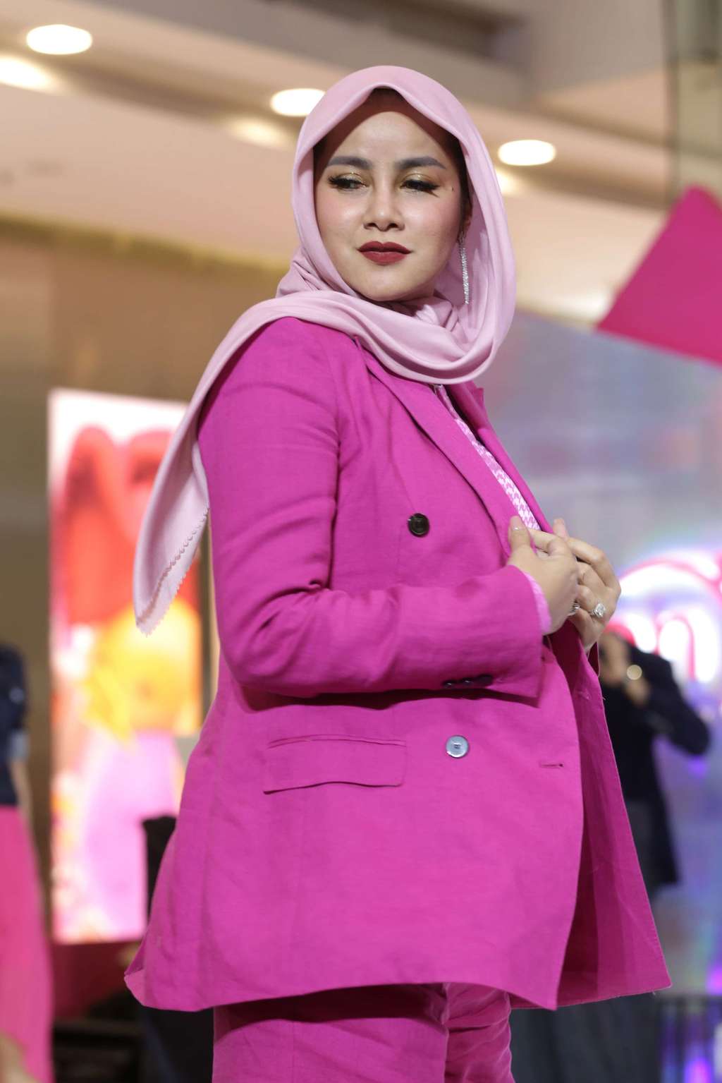 Padu Padan Blazer Pink ala Olla Ramlan