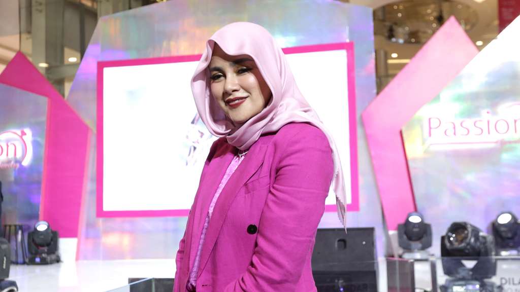 Padu Padan Blazer Pink ala Olla Ramlan