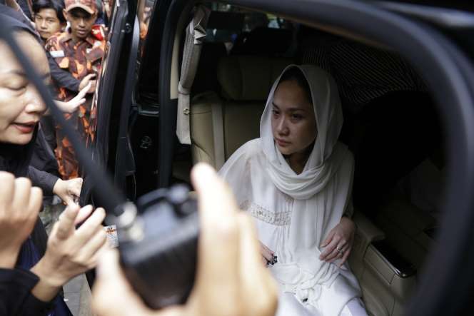 Bunga Citra Lestari Bertasbih, Antar Ashraf Sinclair ke Pusara