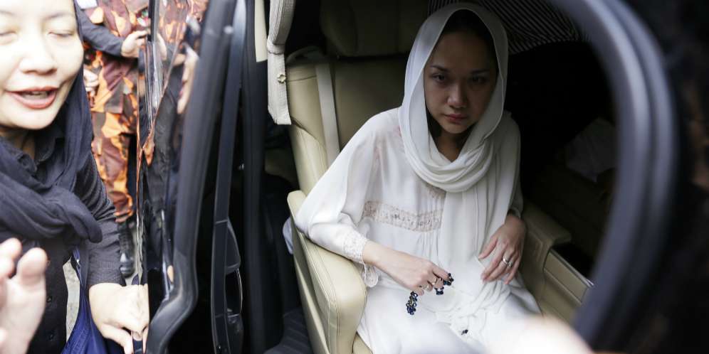 Bunga Citra Lestari Bertasbih, Antar Ashraf Sinclair ke Pusara