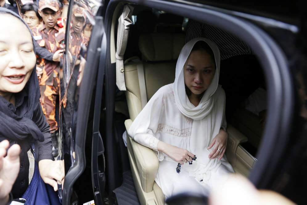 Bunga Citra Lestari Bertasbih, Antar Ashraf Sinclair ke Pusara