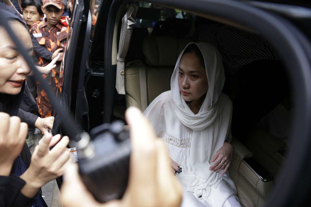 Bunga Citra Lestari Bertasbih, Antar Ashraf Sinclair ke Pusara