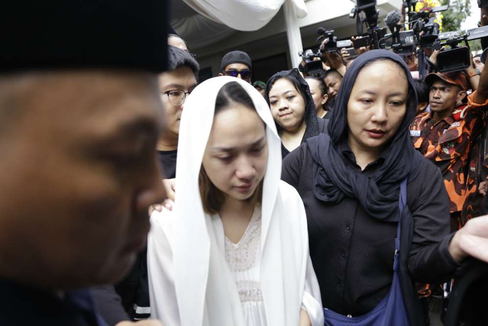 Bunga Citra Lestari Bertasbih, Antar Ashraf Sinclair ke Pusara