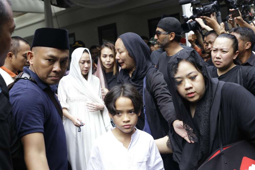 Bunga Citra Lestari Bertasbih, Antar Ashraf Sinclair ke Pusara