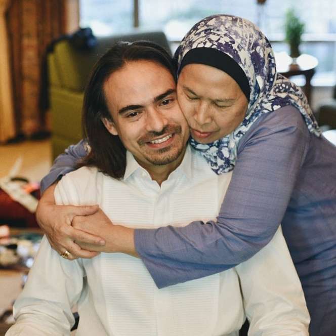 Mengharukan, Momen Keakraban Ashraf Sinclair dan Ibunda