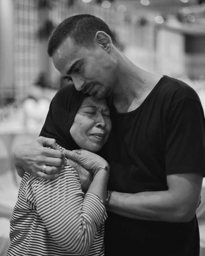 Mengharukan, Momen Keakraban Ashraf Sinclair dan Ibunda