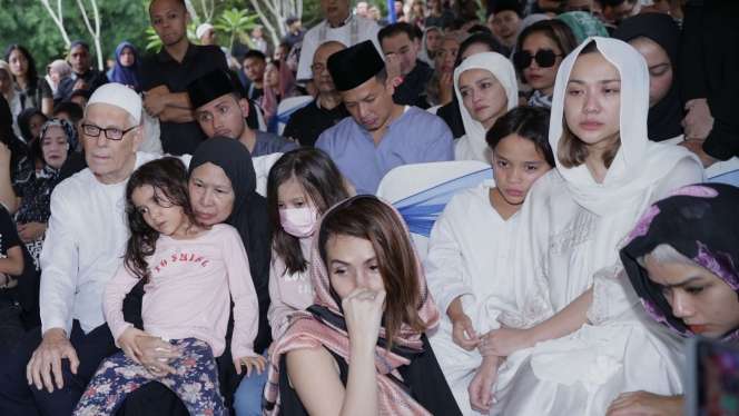 Tangis BCL Pecah di Samping Jenazah Ashraf Sinclair