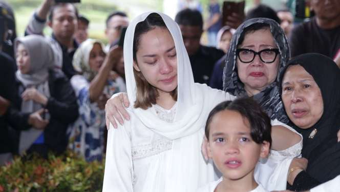 Tangis BCL Pecah di Samping Jenazah Ashraf Sinclair