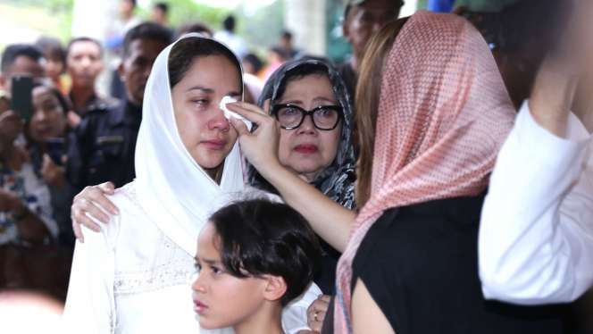 Tangis BCL Pecah di Samping Jenazah Ashraf Sinclair