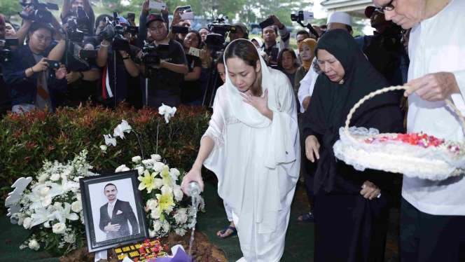 Tangis BCL Pecah di Samping Jenazah Ashraf Sinclair