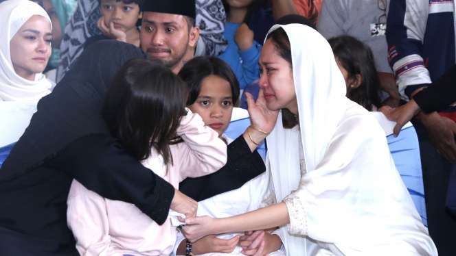 Tangis BCL Pecah di Samping Jenazah Ashraf Sinclair