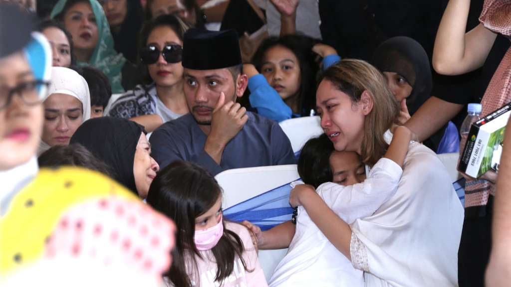 Tangis BCL Pecah di Samping Jenazah Ashraf Sinclair