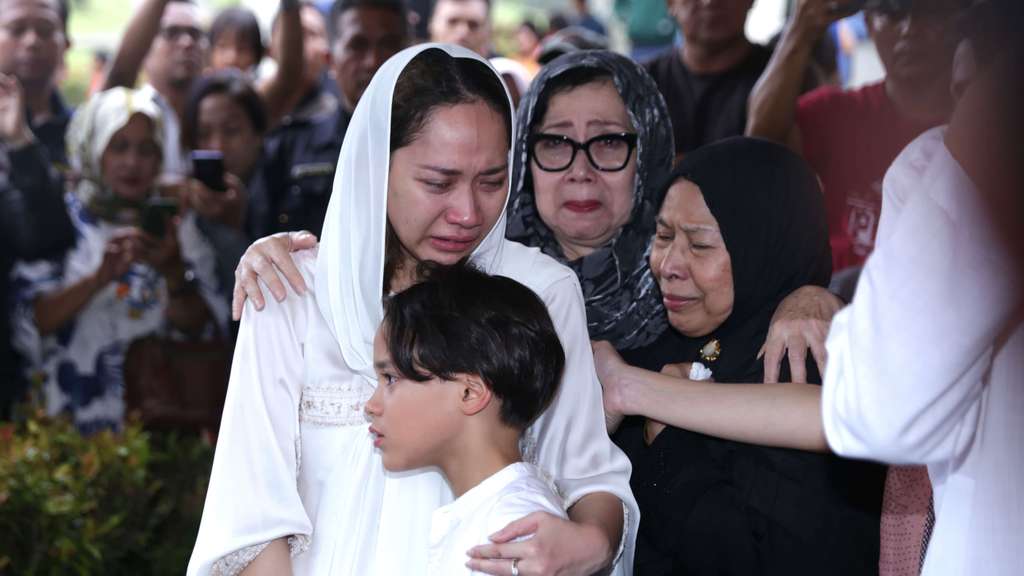 Tangis BCL Pecah di Samping Jenazah Ashraf Sinclair