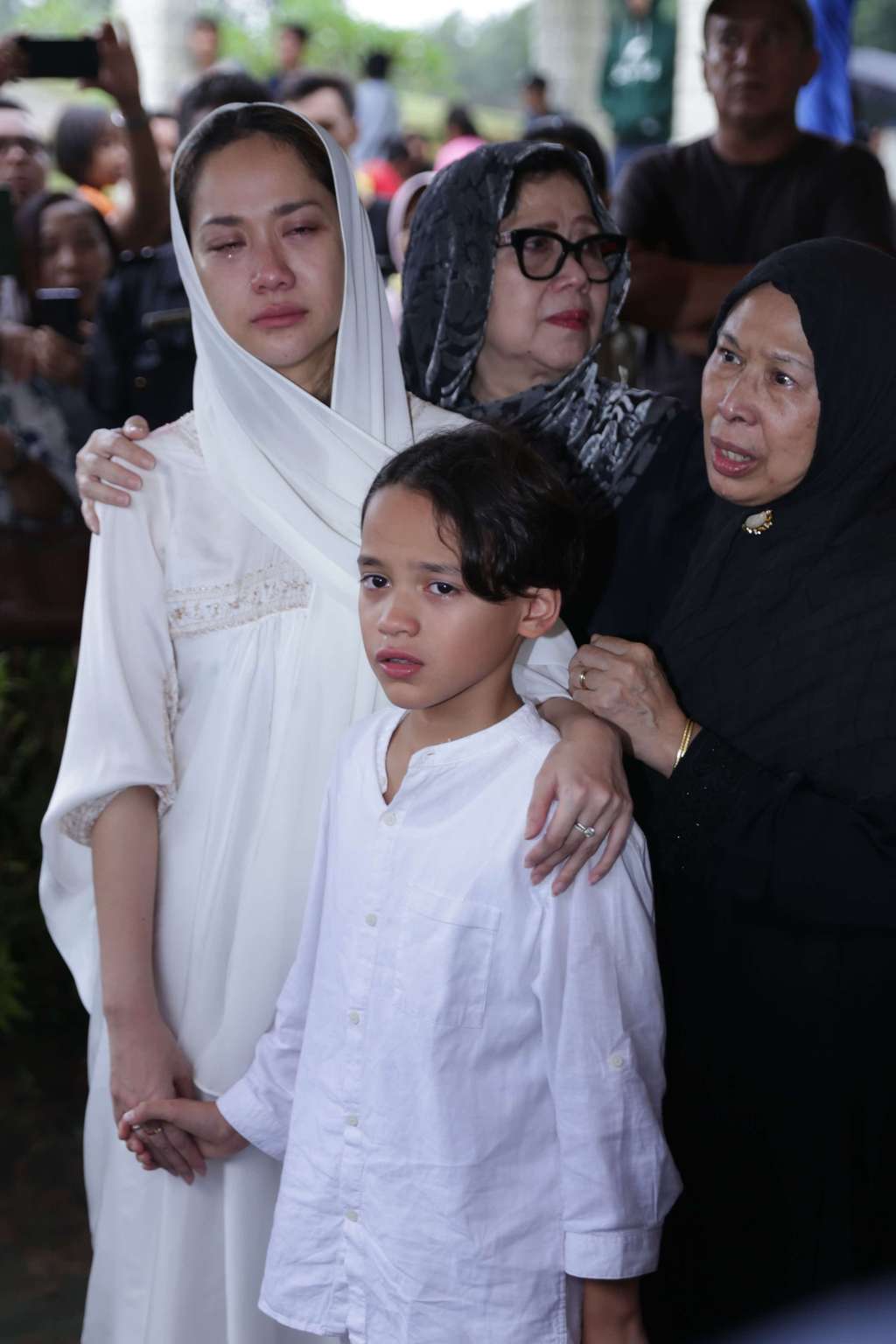 Tangis BCL Pecah di Samping Jenazah Ashraf Sinclair