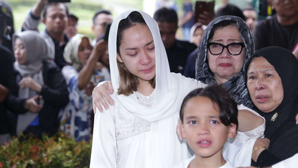 Tangis BCL Pecah di Samping Jenazah Ashraf Sinclair