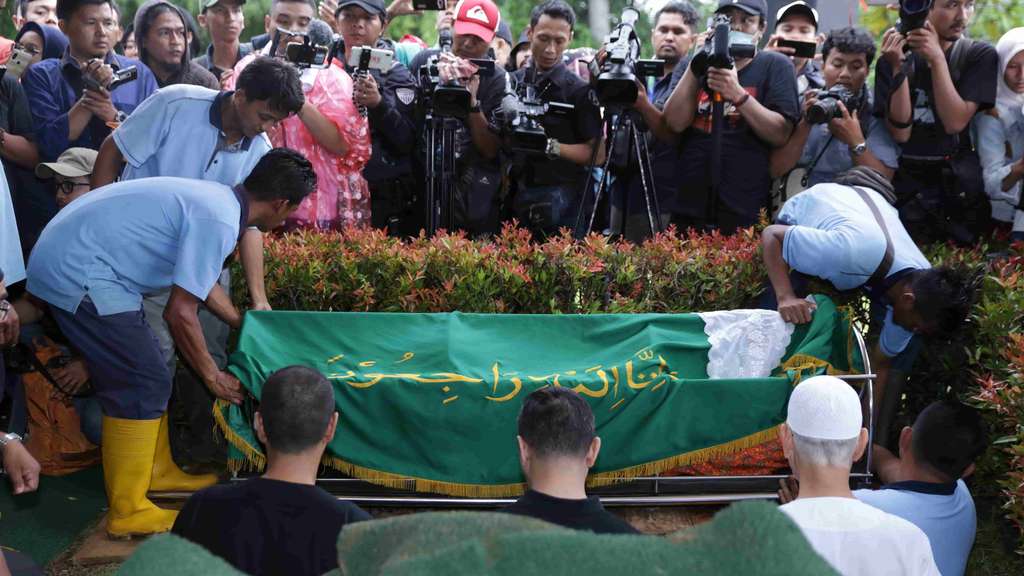 Tangis BCL Pecah di Samping Jenazah Ashraf Sinclair