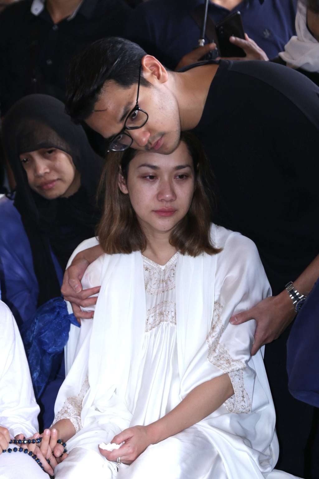 Tangis BCL Pecah di Samping Jenazah Ashraf Sinclair