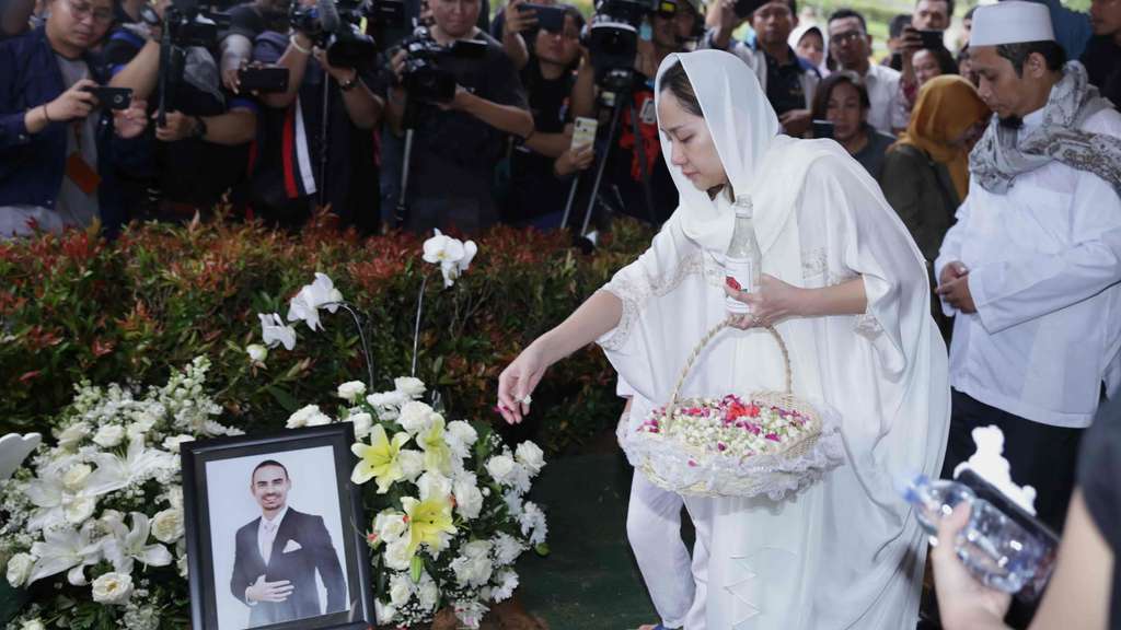 Tangis BCL Pecah di Samping Jenazah Ashraf Sinclair