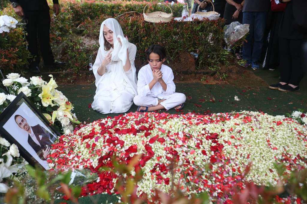Potret Pilu Noah Tak Ingin Tinggalkan Makam Ashraf Sinclair