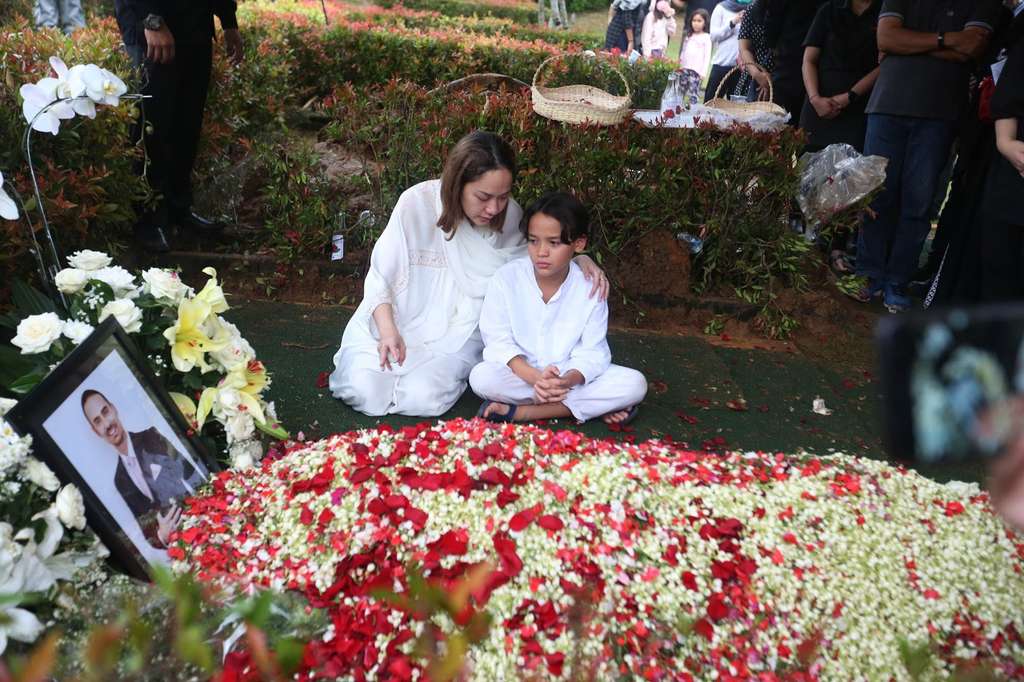 Potret Pilu Noah Tak Ingin Tinggalkan Makam Ashraf Sinclair